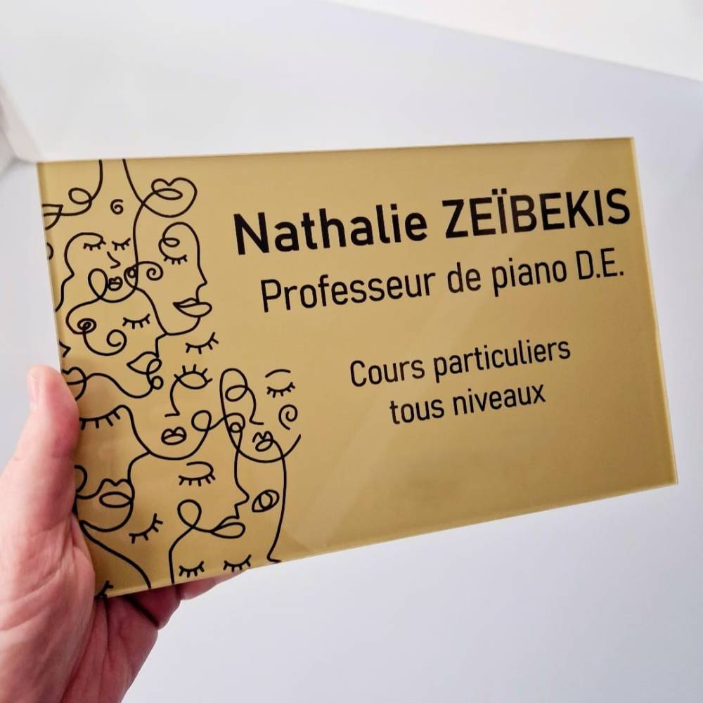 Plaque professionnelle gravée pour une professeur de piano